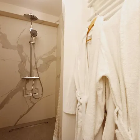 Happy - De Le Marais *